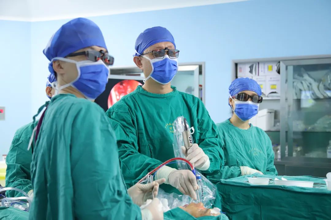 皇冠足球投注网
开展广西首台3D立体三维鼻内镜微创外科手术