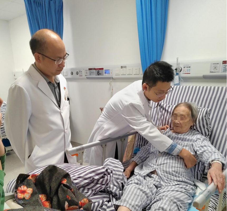 百岁老人突发心梗入院 | 皇冠足球网
紧急救援助患者转危为安