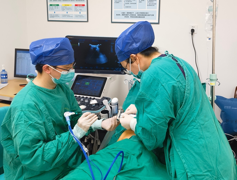 皇冠足球投注网
完成首例超声引导下经皮肝脏肿瘤消融术