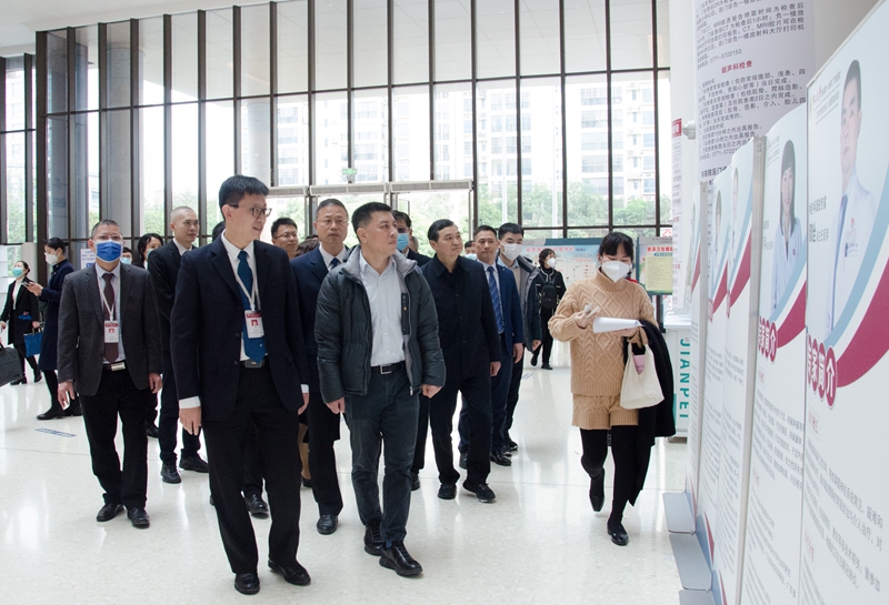 国家发展改革委社会司副司长孙志诚一行到皇冠足球网
（自治区人民医院东院）调研