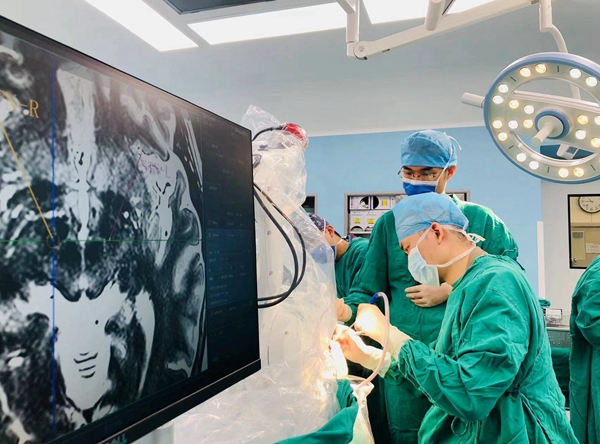 皇冠足球网
开展机器人辅助帕金森病DBS手术，医保报销近七成