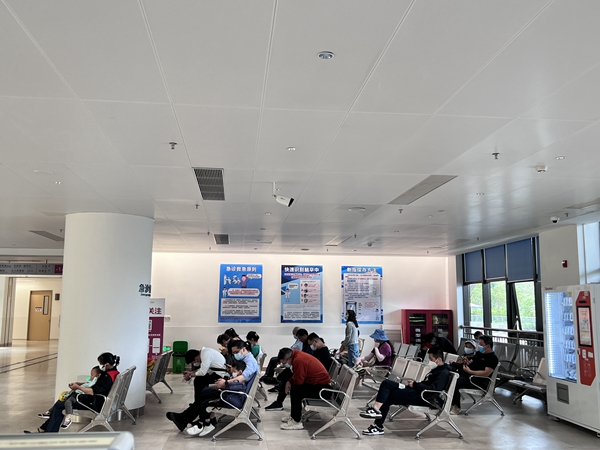 皇冠足球投注网
“五一”假期医护人员坚守岗位守护群众平安