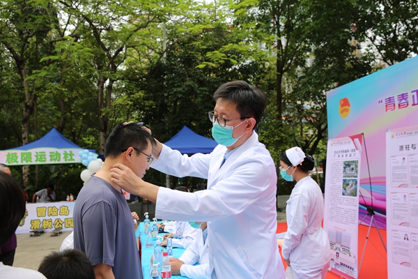  皇冠足球投注网
开展健康义诊进社区活动