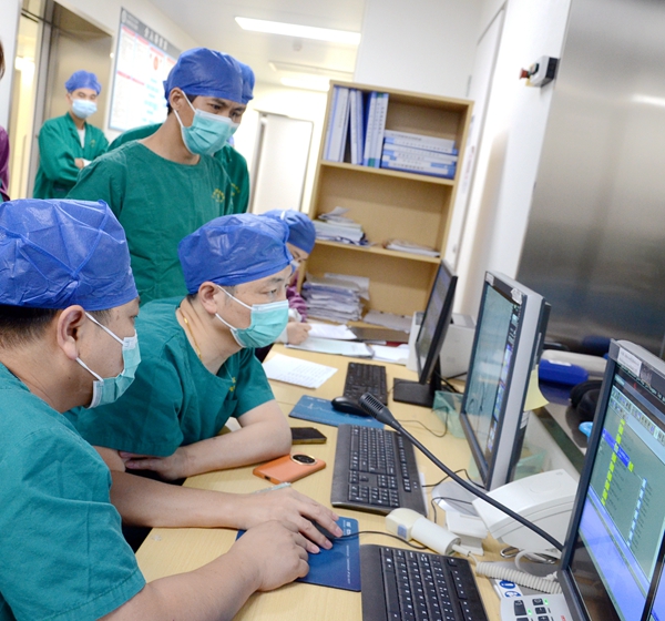 复旦大学附属华山医院顾宇翔教授到皇冠足球网
进行学术指导