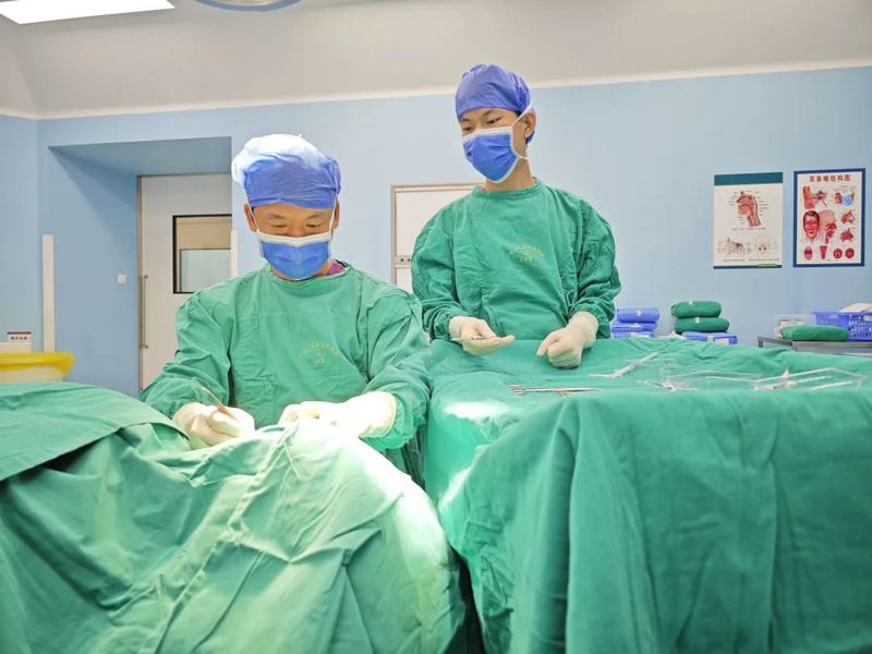 9岁男童患上先天耳畸形 | 皇冠足球网
医生为他“种”上“新耳朵”