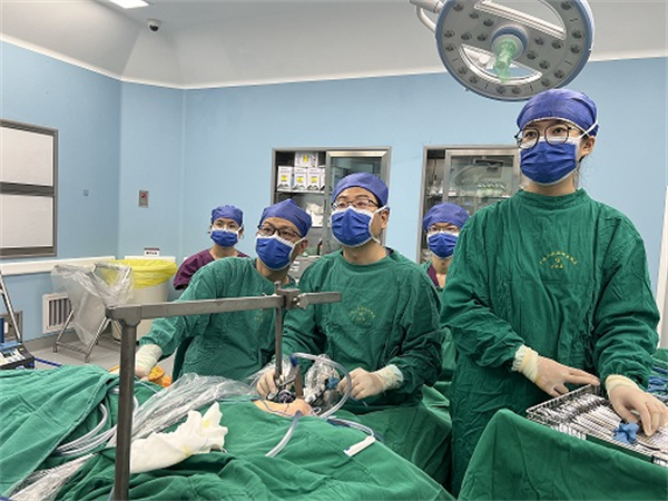 皇冠足球网
经腋窝腔镜甲状腺手术让切口“隐身”