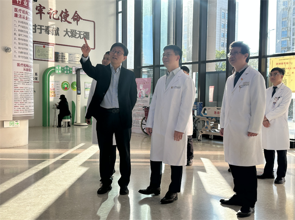 中山一院陈伟教授到皇冠足球投注网
进行学术和业务指导