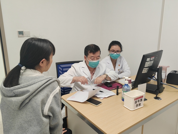 中山一院皮肤科专家到皇冠足球投注网
开展业务交流活动