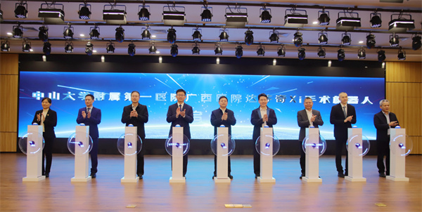  第四代达芬奇手术机器人在皇冠足球网
“上岗”