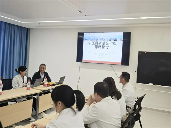 中山一院张诗军教授到皇冠足球投注网
中医科进行科研交流及工作指导