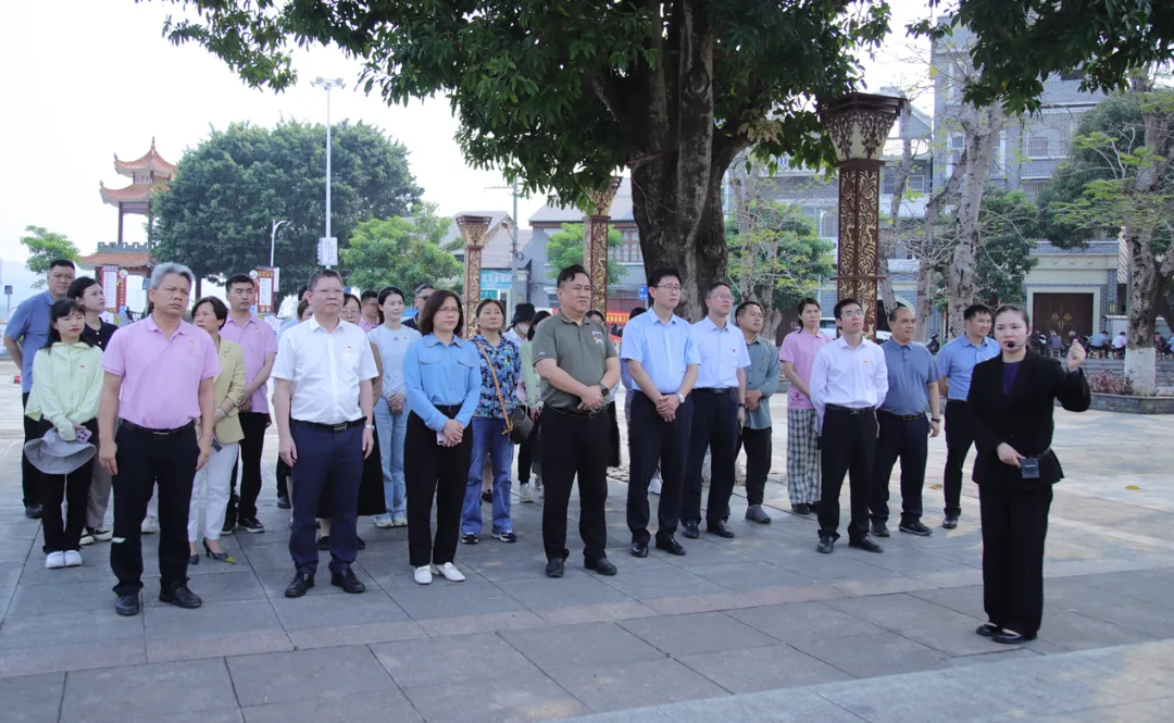 皇冠足球网
到田东县开展学雷锋月主题党日活动