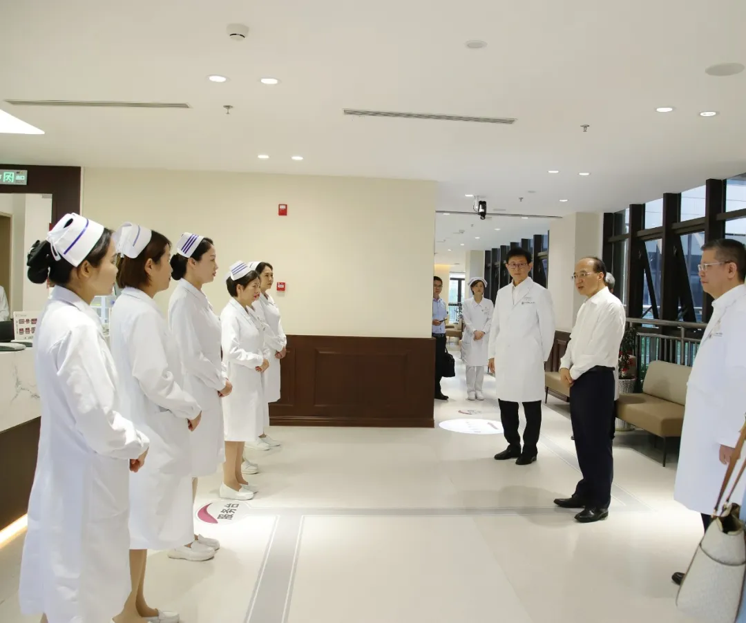 自治区副主席廖品琥到皇冠足球网
慰问优秀护士代表