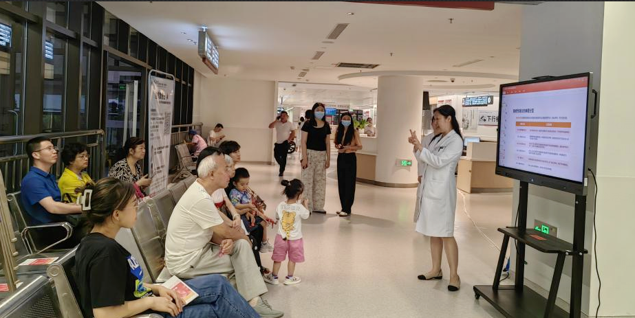 皇冠足球网
举行“世界狼疮日”科普讲座及健康义诊活动