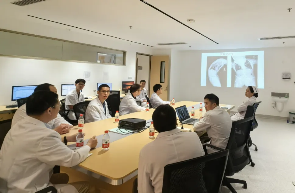 “折叠人”腰杆挺直了 | 粤桂两地医疗专家联合开展脊柱截骨矫形手术助患者康复