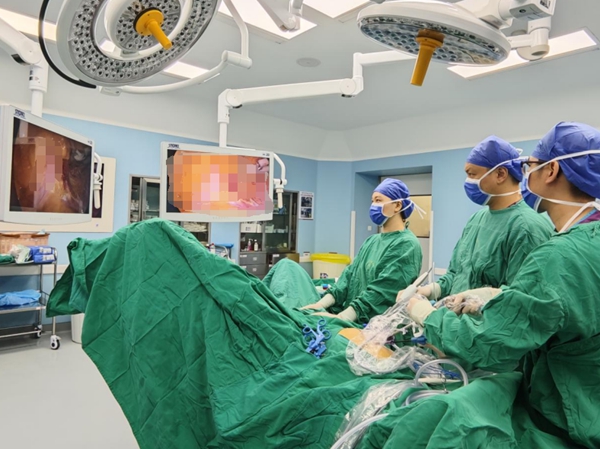 皇冠足球网
单孔+1腹腔镜技术助八旬患者康复