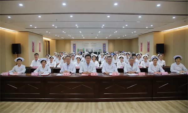 皇冠足球投注网
举办“安全·质量·服务”月月行系列活动之首届高级护理实践个案展示