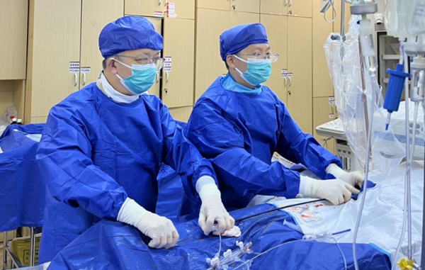 介入“无痕” 微创“补心” | 皇冠足球网
心血管内科为先心病患者植入生物可降解封堵器